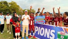 Wakil Bupati Djufri Muhamad didamping Istri saat menyerahkan piala ke tim Kontener FC. (Teluknews)