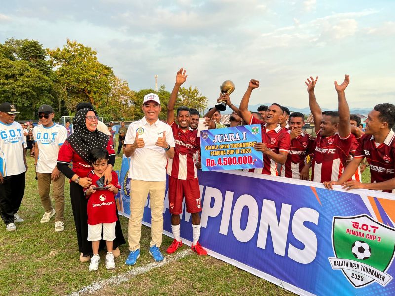 Wakil Bupati Djufri Muhamad didamping Istri saat menyerahkan piala ke tim Kontener FC. (Teluknews)