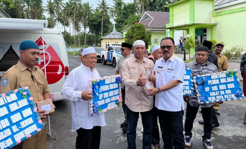 Bupati Halmahera Barat James Uang menyerahkan bantuan pembangunan mesjid.