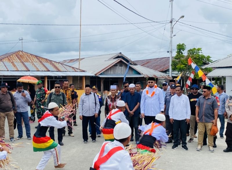 Bupati Bassam Kasuba saat disambut di Desa Guruapin, Kecamatan Kayoa, Jumat (19/9/2025).