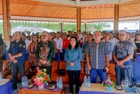 Foto bersama Bupati James Uang dan 81 Pasangan Suami Istri. (Yadi)