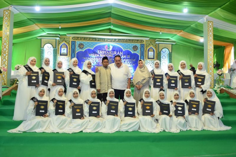 Foto bersama Haji Robert dan santri Tahfidz Al-Qur’an Ulumul Qur’an. (Tim NHM)