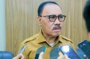 Bupati James Uang saat diwawancarai usai pertemuan dengan para honorer. (Yadi)