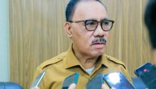 Bupati James Uang saat diwawancarai usai pertemuan dengan para honorer. (Yadi)