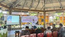 Kepala Kemenag Halbar Amir Tomagola saat menyampaikan materi. 