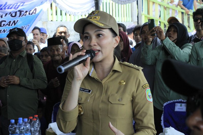 Gubernur Maluku Utara, Sherly Tjoanda Laos Saat berdialog dengan masyarakat Desa Bobanehena. (Haryadi)