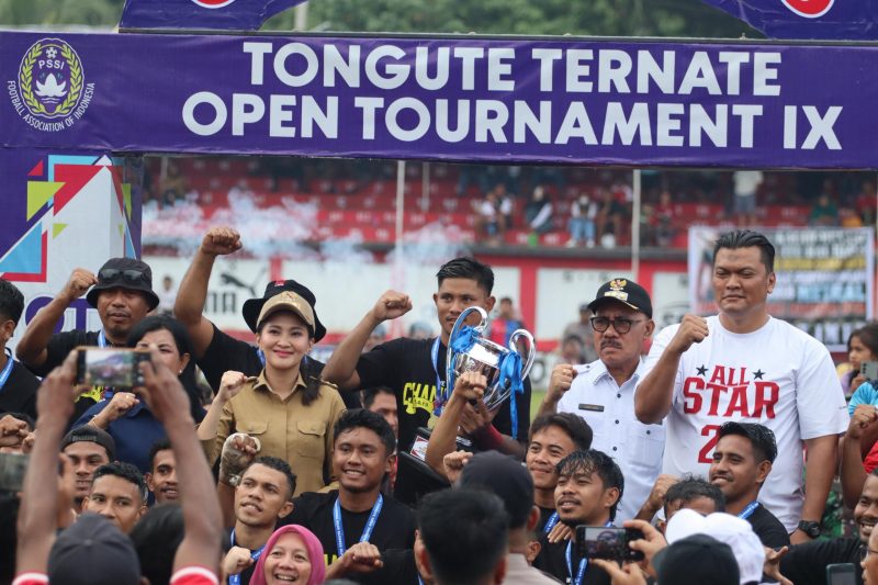 Tim Gelombang Samudra juara Turnamen Sepak Bola Tongute Ternate Cup IX. (Elang)