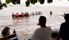 Perahu Nelayan Saria dihantam ombak. (Pute)