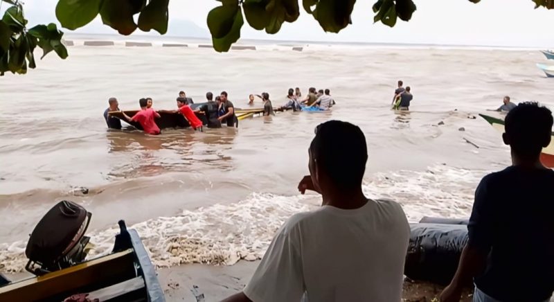 Perahu Nelayan Saria dihantam ombak. (Pute)