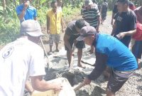 Warga gotong royong bangun jalan setapak.