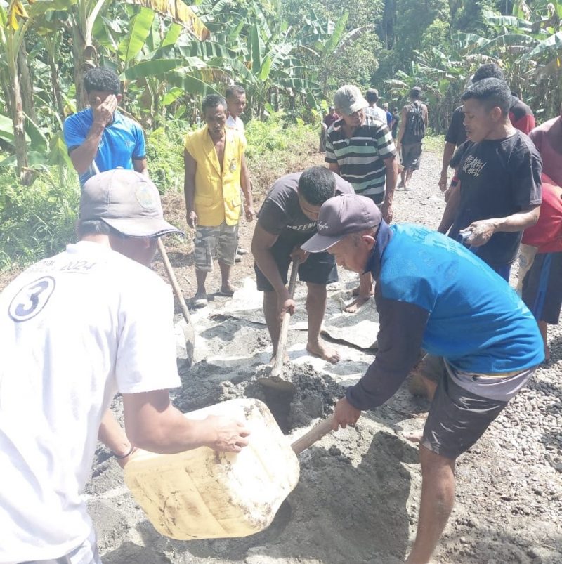 Warga gotong royong bangun jalan setapak.