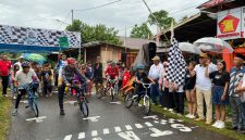 Wabup Djufri Muhamad saat melepas peserta balap sepeda. 