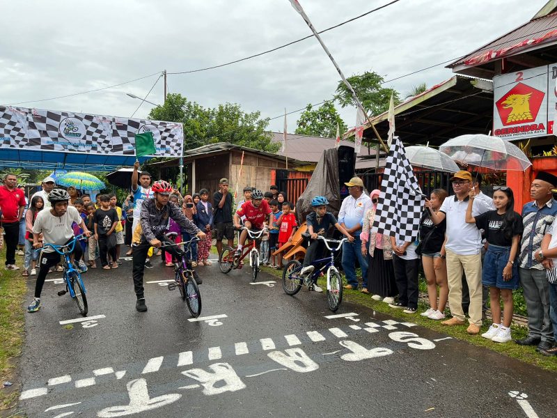 Wabup Djufri Muhamad saat melepas peserta balap sepeda.