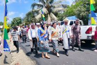 Bupati James Uang di dampingi sejumlah pejabat saat hadiri mubes Suku Tabaru. (Istimewa).