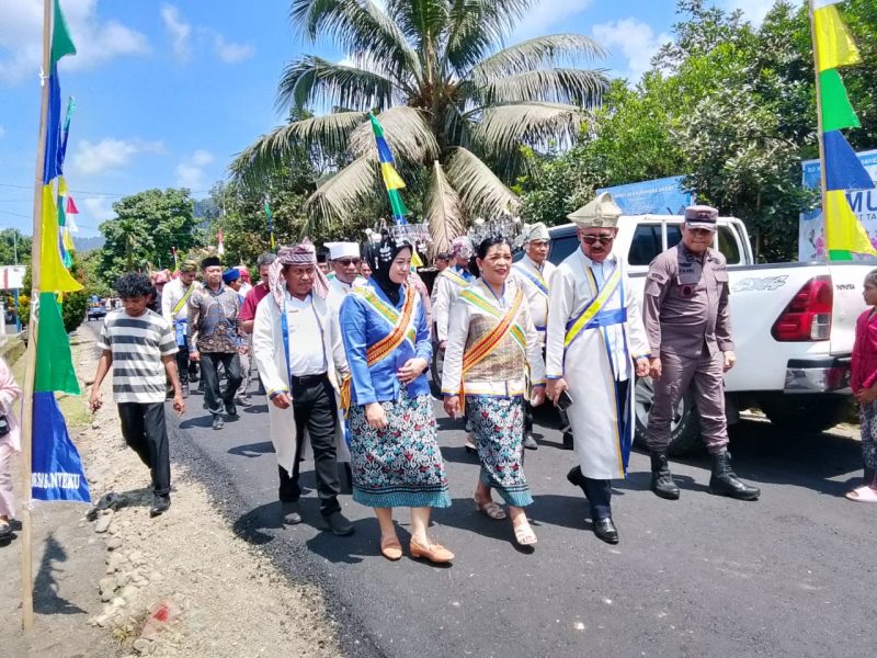 Bupati James Uang di dampingi sejumlah pejabat saat hadiri mubes Suku Tabaru. (Istimewa). 
