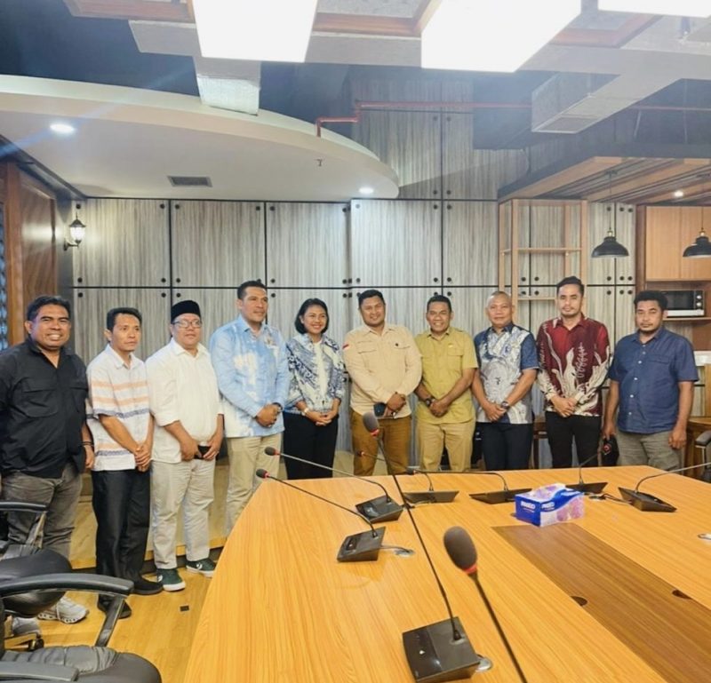 Pertemuan Anggota DPRD Halbar dan Anggota Komisi V DPR RI.