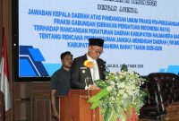 Wakil Bupati Djufri Muhamad saat menyampaikan jawaban kepala daerah atas pandangan umum Fraksi PDI-P dan Fraksi Gabungan (Gerakan Persatuan Indonesia Raya) terhadap RPJMD 2025-2029. (Yadi)