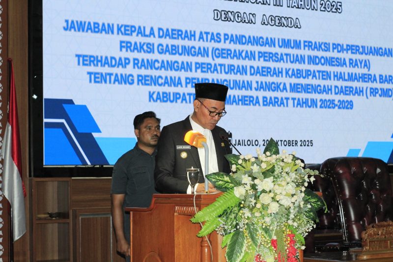 Wakil Bupati Djufri Muhamad saat menyampaikan jawaban kepala daerah atas pandangan umum Fraksi PDI-P dan Fraksi Gabungan (Gerakan Persatuan Indonesia Raya) terhadap RPJMD 2025-2029. (Yadi)
