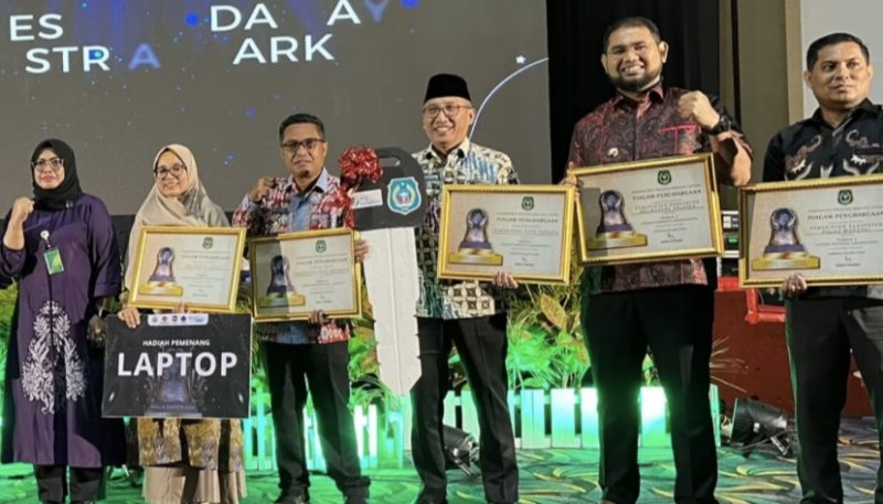 Bupati Bassam Kasuba, ke dua dari kanan saat menerima penghargaan paritrana jaminan sosial, di Sahid Bella Hotel, Kamis (3/7/2025)