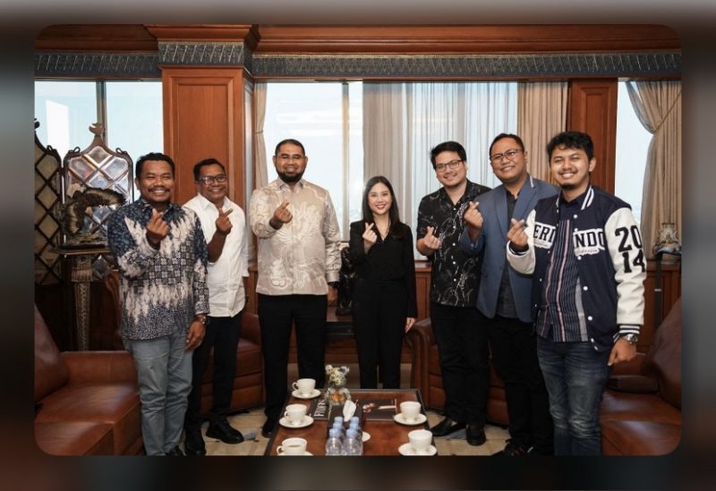 Bupati Bassam Kasuba saat foto bersama Ketum Perindo.