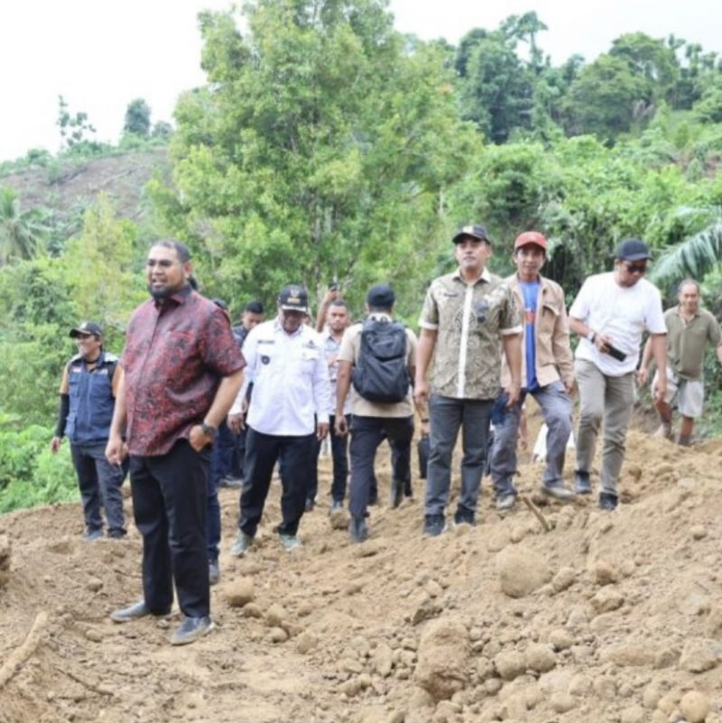 Bupati Bassam Kasuba saat meninjau langsung pembangunan jalan di Pulau Botang Loman