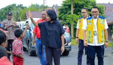 Anggota DPR RI, Irine Yusiana Roba Putri, didampingi Kepala Balai Wilayah Sungai (BWS) Maluku Utara M. Saleh Talib dan Kepala Balai Penataan Bangunan, Prasarana dan Kawasan (BPBPK) Maluku Utara Sahdin Hi Husen. (Yadi)