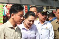 Wapres Gibran kunjungi pasar Jailolo didampingi Gubernur Maluku Utara dan Bupati Halbar. (Aden)