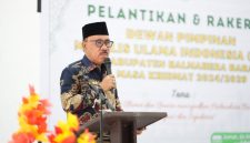 Bupati James Uang, saat menyampaikan sambutan di rakerda MUI Halbar. (Mardi)