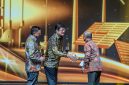 Direktur Utama Harita Nickel Roy Arman Arfandy bersama Komisaris Utama Harita Nickel Donald J Hermanus menerima Penghargaan Subroto 2025 dari Kementerian Energi dan Sumber Daya Mineral, diwakili oleh Kepala Badan Geologi, Dr.Ir.Muhammad Wafid A.N.,M.Sc pada Jumat 24 Oktober 2025 malam di Jakarta