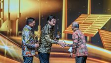 Direktur Utama Harita Nickel Roy Arman Arfandy bersama Komisaris Utama Harita Nickel Donald J Hermanus menerima Penghargaan Subroto 2025 dari Kementerian Energi dan Sumber Daya Mineral, diwakili oleh Kepala Badan Geologi, Dr.Ir.Muhammad Wafid A.N.,M.Sc pada Jumat 24 Oktober 2025 malam di Jakarta