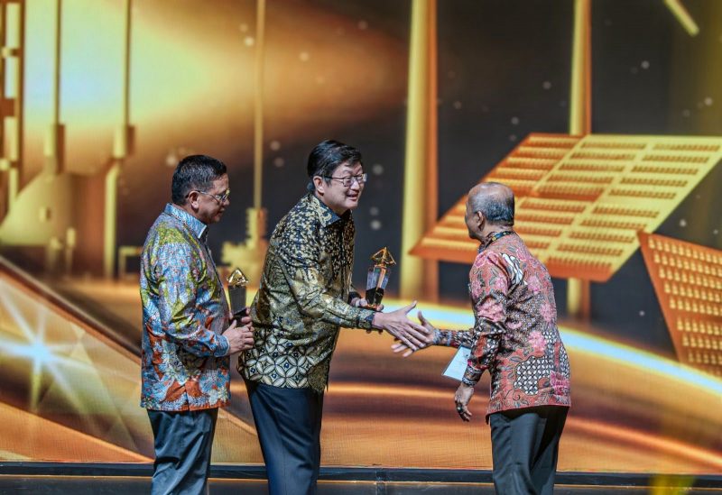 Direktur Utama Harita Nickel Roy Arman Arfandy bersama Komisaris Utama Harita Nickel Donald J Hermanus menerima Penghargaan Subroto 2025 dari Kementerian Energi dan Sumber Daya Mineral, diwakili oleh Kepala Badan Geologi, Dr.Ir.Muhammad Wafid A.N.,M.Sc pada Jumat 24 Oktober 2025 malam di Jakarta