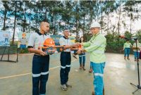 Younsel Evand Roos, Direktur Operasional Harita Nickel melakukan penyerahan seperangkat alat pelindung diri (APD) kepada peserta MTPP.
