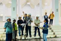 Bupati Bassam Kasuba didampingi Sekda Safiun Radjulan dan Kadis Perkim Ikbal Mustafa saat meninjau pekerjaan lanjutan Masjid Agung Alkhairat, Kamis (16/10/2026).