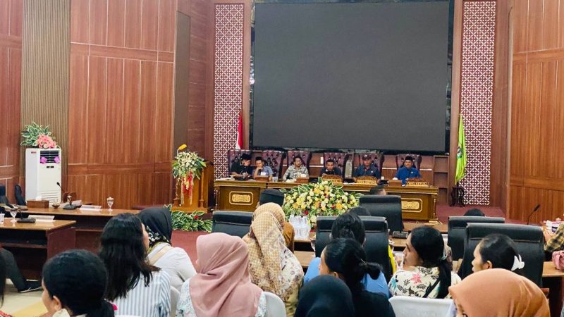 RDP DPRD dan ratusan Honorer Halmahera Barat. (Breges)