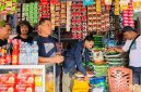 Satgas Pangan Polres Halbar dan Awak Media pantau harga beras di Pasar Jailolo. (Ekal)