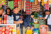Satgas Pangan Polres Halbar dan Awak Media pantau harga beras di Pasar Jailolo. (Ekal)