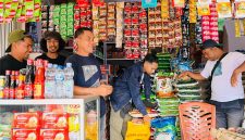 Satgas Pangan Polres Halbar dan Awak Media pantau harga beras di Pasar Jailolo. (Ekal)