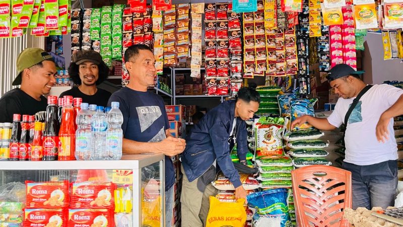 Satgas Pangan Polres Halbar dan Awak Media pantau harga beras di Pasar Jailolo. (Ekal)