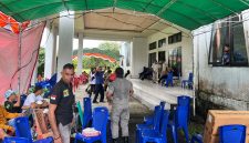 Sejumlah anggota Satpol PP dan Damkar terlihat berjoget di depan kantor saat acara berlangsung.