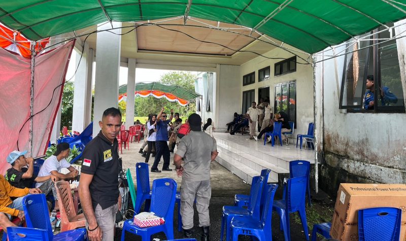 Sejumlah anggota Satpol PP dan Damkar terlihat berjoget di depan kantor saat acara berlangsung.