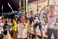 Wabup Djufri Muhamad saat menyerahkan piala dan hadia pada pemenang balap sepeda tingkat umum.