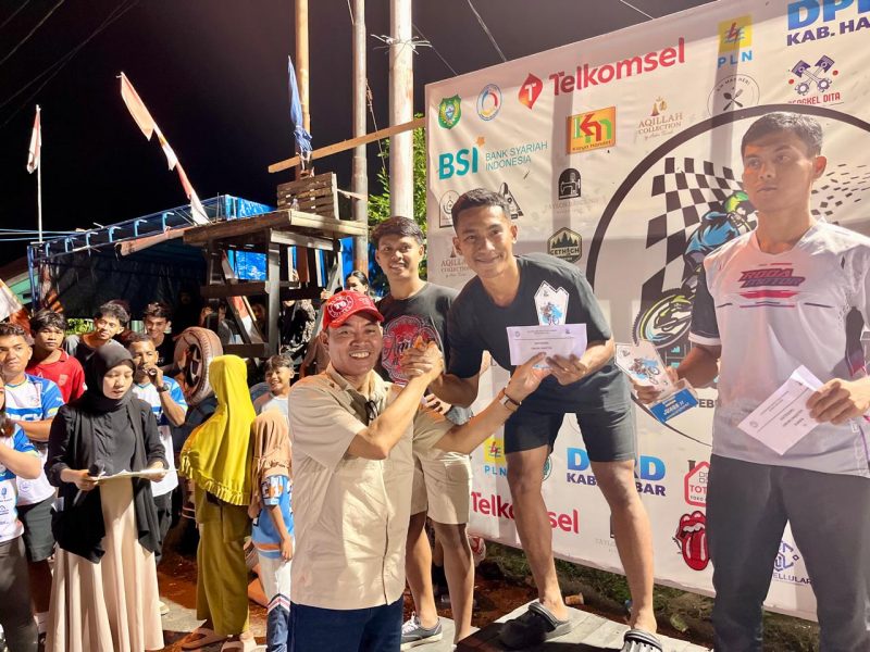 Wabup Djufri Muhamad saat menyerahkan piala dan hadia pada pemenang balap sepeda tingkat umum.