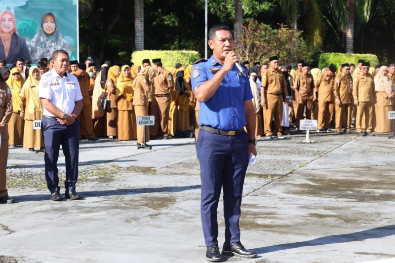 Pimpinan OPD saat melaporkan kehadiran stafnya kepada Bupati pada saat Apel Gabungan, Senin (24/11/2025).