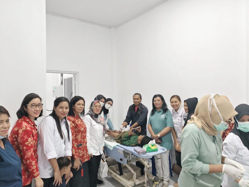 Suasana foto di ruangan sunatan massal.