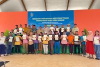 Foto bersama warga Desa Kawasi saat menerima sertifikat tanah dari BPN Halsel, di Gedung Serbaguna Desa Kawasi, Rabu (19/11/2025).