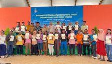 Foto bersama warga Desa Kawasi saat menerima sertifikat tanah dari BPN Halsel, di Gedung Serbaguna Desa Kawasi, Rabu (19/11/2025).