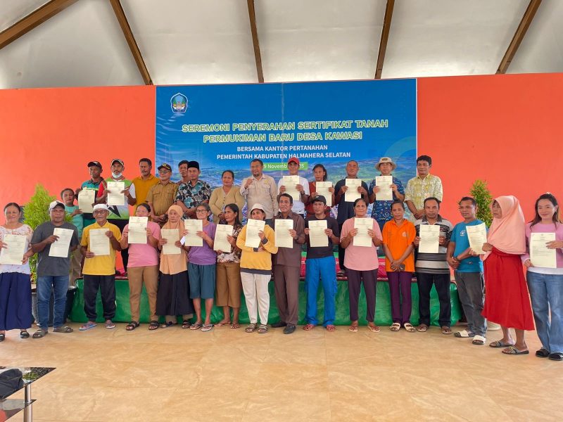 Foto bersama warga Desa Kawasi saat menerima sertifikat tanah dari BPN Halsel, di Gedung Serbaguna Desa Kawasi, Rabu (19/11/2025).