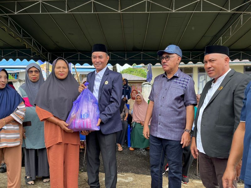 Ketua DPD Partai Nasdem Halbar, Djufri Muhamad menyerahkan paket sembako kepada penerima.