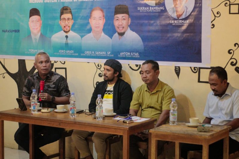 Empat narasumber saat menyampaikan penjelasan tentang pangan berkemajuan di Halbar. (Yadi)