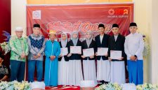 Foto bersama Staf Ahli Bupati, H. Imrat Idrus dan sejumlah santri didampingi Direktur Rumah Tahfidz Sofyan Labuha.